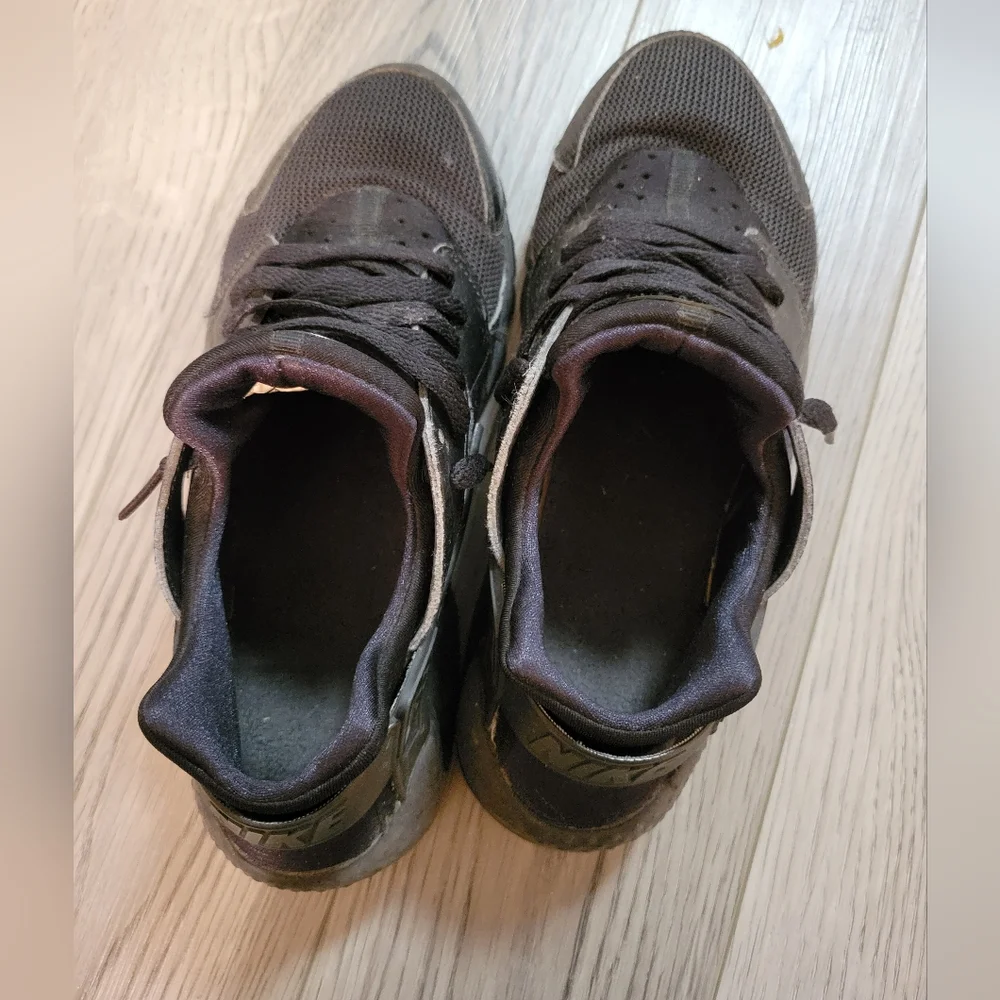 Nike 7Y triple black huaraches - Picture 3 of 5